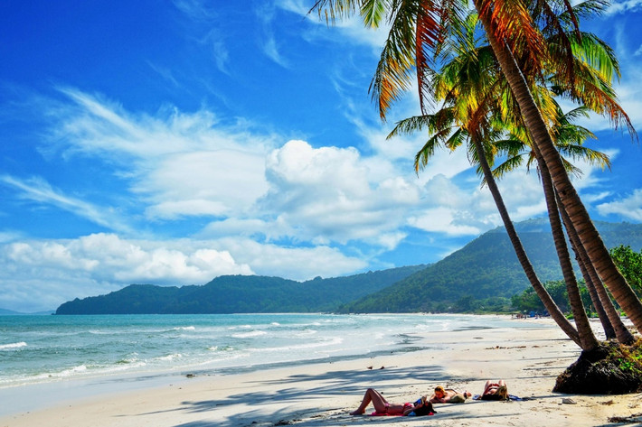 Trong ảnh là bãi biển trải dài gần 20 km từ Dinh Cậu đến Khóe Tàu Rũ, Phú Quốc với những ghềnh đá, cây xanh và làng chài thấp thoáng. Đây là một trong những bãi biển đẹp nằm trên đường Trần Hưng Đạo chạy dọc theo bãi biển phía tây nam đảo. Ảnh: DreamArchitect/Shutterstock.