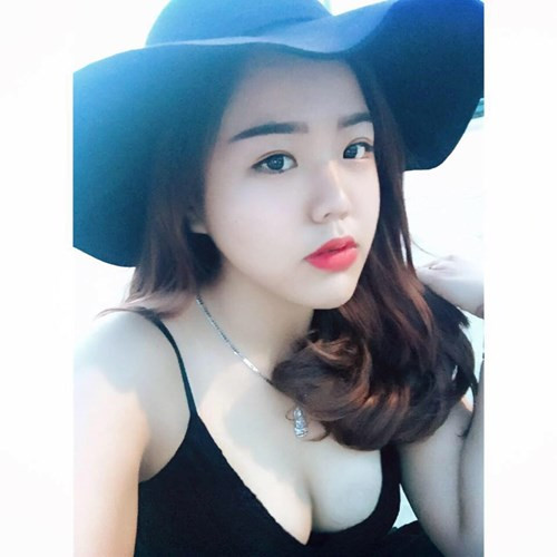 Vài ngày gần đây, Lê Minh Châu là nhân vật được rất nhiều bạn trẻ Việt quan tâm sau khi cô tố cáo Mạc Hồng Quân xù nợ 15 triệu đồng và coi tình cũ Ly Kute như osin. Khi sự việc còn chưa lắng xuống, Lê Minh Châu còn bị nhiều người nghi ngờ thì mới đây, cô gái trẻ này đã dính vào một cú "phốt" có liên quan đến hot girl Cà Mau Thúy Vi.