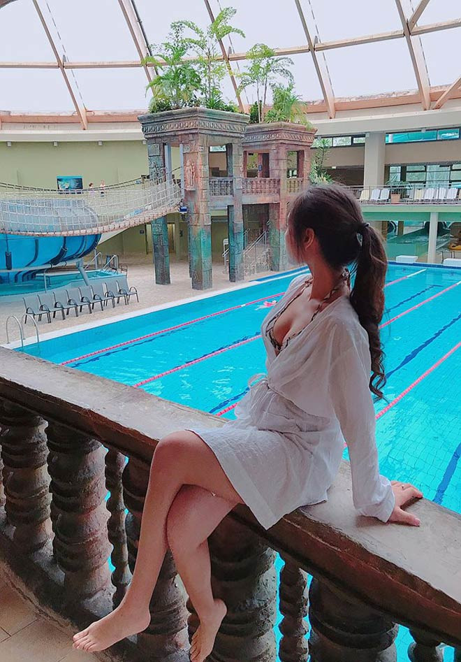 Người ta thường xuyên thấy Nam Thúy khoe ảnh đi mua sắm, du lịch, dạo chơi ở các quán bar sôi động. Ngay cả ăn uống, trà chiều cũng phải là những nơi sang trọng nhất. Mới sang Hồng Kông 7 tháng, cô đã về Việt Nam tới 4, 5 lần, mỗi lần đều là “hứng lên thì bảo chồng đặt vé”. Ăn mặc đẹp, check-in ở nơi xa hoa đã là điều thường thấy trên Facebook của cô nàng.