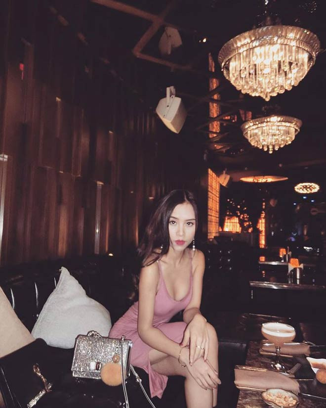 Anh nấu cho cô bữa sáng, bế cô mỗi khi lên cầu thang, kiên nhẫn chờ đợi cô vợ bánh bèo mua sắm, đưa cô đến những nơi cô thích, trả lương hàng tháng cho vợ, nói những lời ngọt ngào… Cuộc hôn nhân của cặp vợ chồng son chẳng khác nào thước phim ngôn tình.