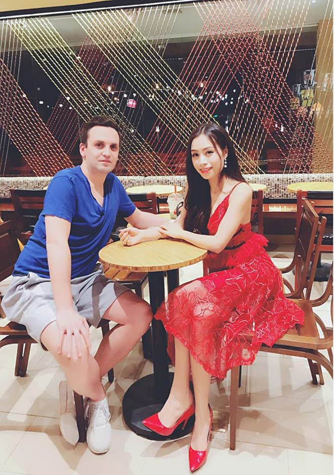 Phải mất hơn 4 năm nỗ lực, anh chồng Tây lắm tiền nhiều của kia mới có được tình yêu thật sự của cô nàng, khiến cô tự nguyện làm vợ, cùng anh về chung một mái nhà.