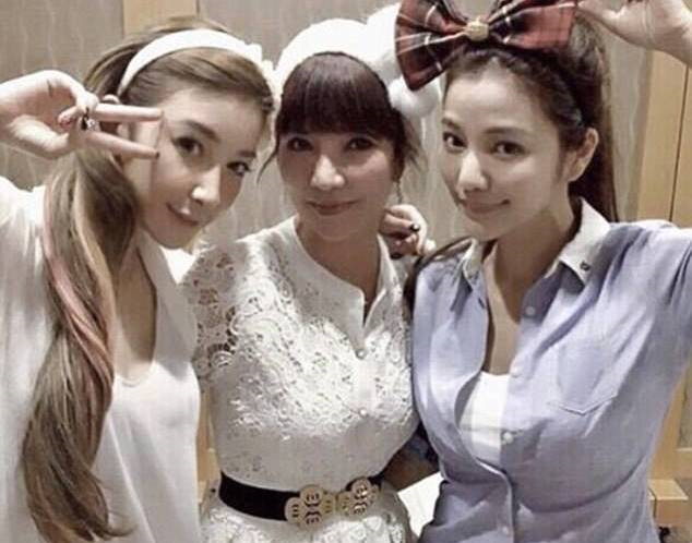 Hiện nay, trong 3 chị em, cô là người duy nhất có con. "Tôi sống rất nề nếp, đi ngủ sớm, dậy sớm và ăn 3 bữa mỗi ngày. Tôi không bao giờ bỏ bữa sáng vì ăn uống đúng giờ giúp chúng ta giữ được vóc dáng thon gọn", bà mẹ 40 tuổi cho hay.