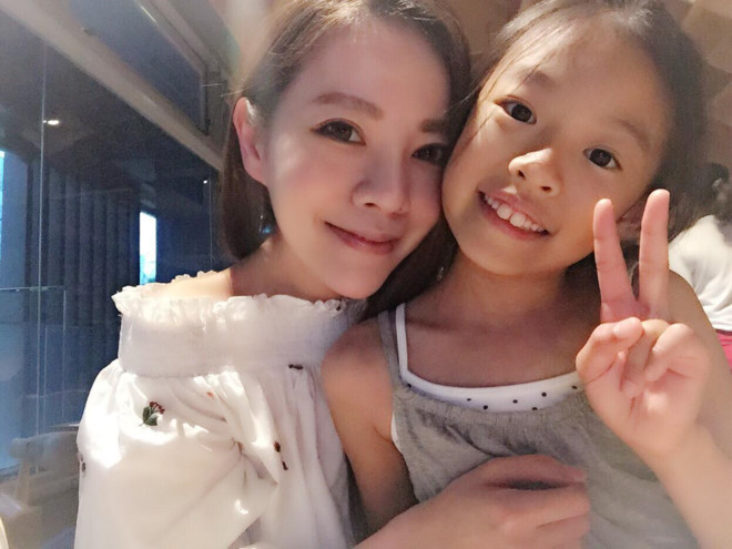 Sharon thường làm rất nhiều bước dưỡng da mỗi khi ra nắng, luôn dùng mặt nạ sau khi tiếp xúc ánh nắng để giữ ẩm. Ngoài chăm sóc cơ thể, 3 chị em U50 họ Hsu còn luôn cố gắng bắt nhịp các xu hướng thời trang mới, trẻ trung để sở hữu diện mạo như các cô nàng đôi mươi.