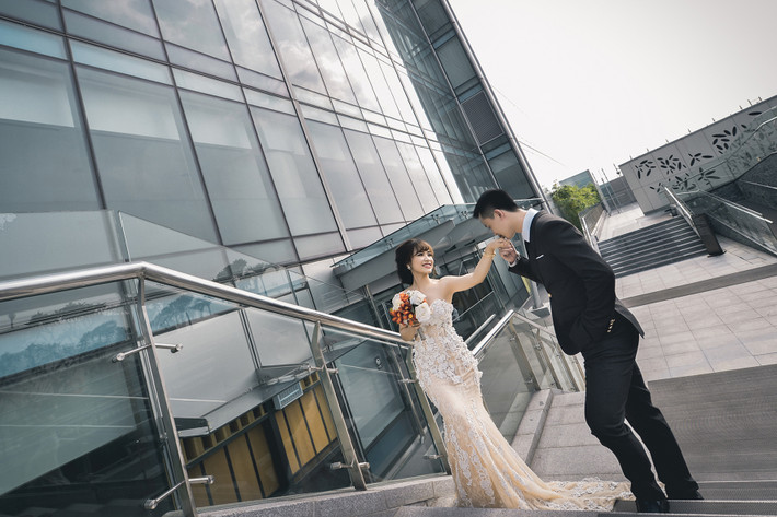 Phần sau của bộ ảnh kể tiếp câu chuyện cô gái thuyết phục được chàng người rừng trở về với văn minh, trở về với thành phố đầy phồn hoa và cả hai cùng nhau đến những địa điểm đẹp mắt, mặc lễ phục và chụp ảnh và làm đám cưới.