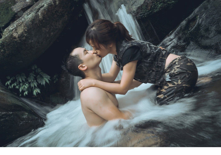 Cách diễn xuất của cô dâu, chú rể cũng khá thú vị. Chú rể Duy Tuấn vào vai người rừng, hoang dại, dữ dằn khi mới gặp mặt nhưng lại đầy tình cảm, yêu thương sau đó.