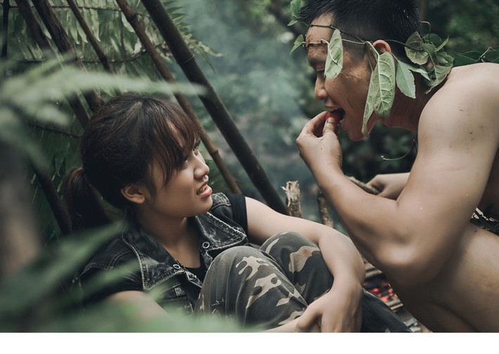 Hai người bắt đầu thấu hiểu, gần gũi với nhau hơn trong khung cảnh núi rừng.