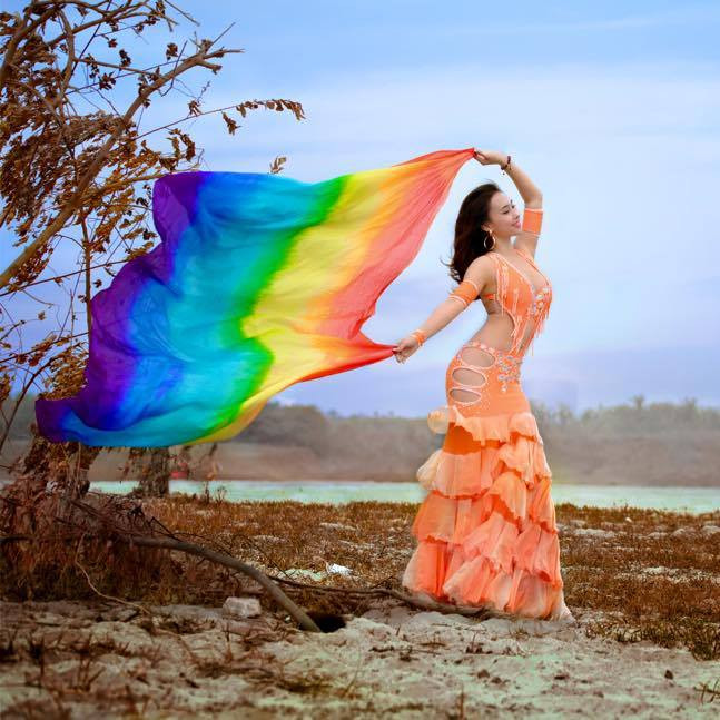 Nguyễn Dư Ngân, sinh năm 1990, là biên đạo múa, giáo viên dạy belly dance xinh đẹp, khá nổi tiếng ở Hà Nội. Ngoài đam mê vũ đạo, Dư Ngân còn rất có tài trong nhiều bộ môn, lĩnh vực nghệ thuật khác.