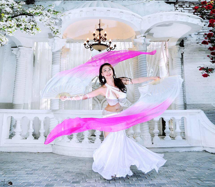 Tập múa từ nhỏ, lớn lên lại gắn bó với belly dance nên hiện tại Dư Ngân sở hữu vẻ đẹp nuột nà và thân hình nóng bỏng, gợi cảm gây ấn tượng mạnh với các khán giả, người hâm mộ.