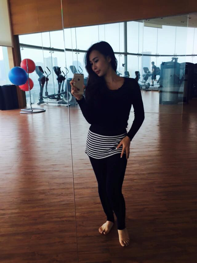 Ngoài đời, Dư Ngân là một cô gái trẻ trung, hiện đại. Một cô giáo yêu nghề, truyền nhiều cảm hứng cho các học sinh. Một thủ lĩnh, trưởng nhóm múa luôn có nhiều ý tưởng mới, định hướng tốt cho toàn nhóm.