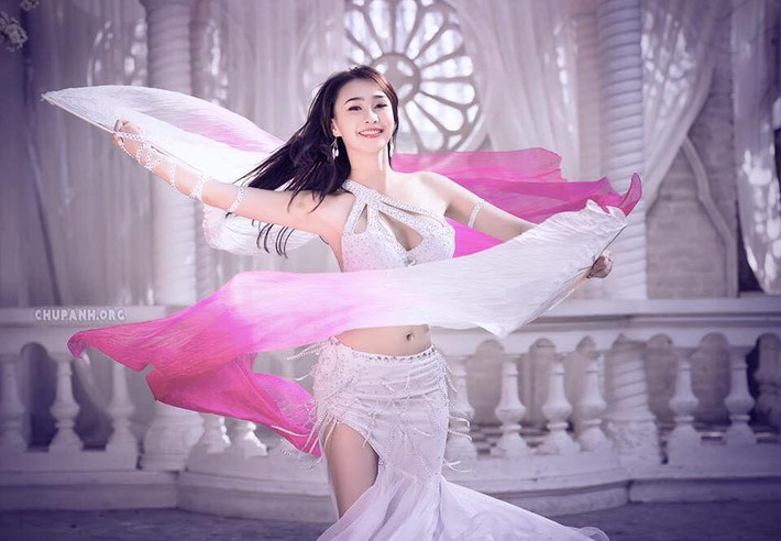 Dư Ngân cũng đã từng mang những nét đẹp, cảm hứng từ nghệ thuật múa bụng vào nhiều bộ ảnh đẹp mắt, giàu cảm xúc.