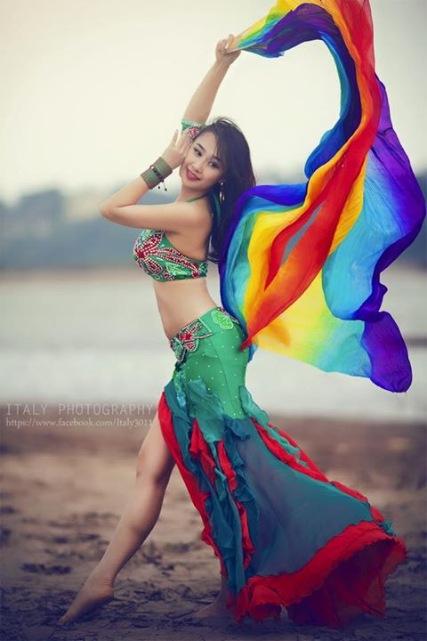 Yêu thích sự uyển chuyển, nhẹ nhàng, mềm mại trong những động tác... Dư Ngân đã tập luyện, gắn bó lâu năm với belly dance. Sau này cô đem kinh nghiệm của mình để dạy cho những bạn trẻ, học viên có cùng đam mê.