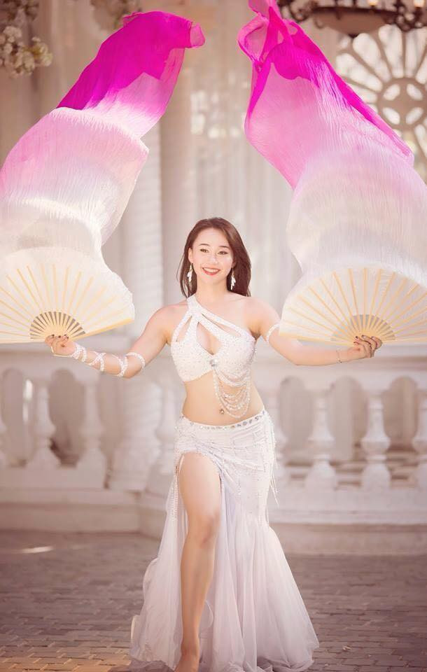 Ngoài ra việc tự tập luyện cũng rất quan trọng. Dư Ngân quá đỗi yêu thích nghệ thuật múa bụng nên khi tự tập luyện, đắm mình trong âm nhạc và những động tác, cô cảm nhận được sức sống và tình yêu.