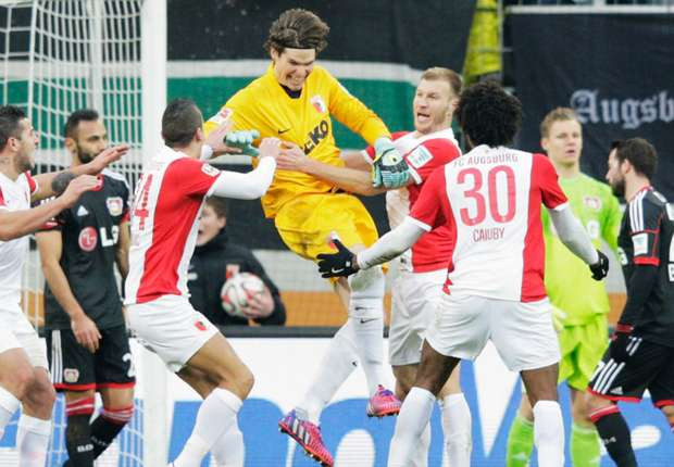 Ngày 21/12/2015 diễn ra trận đấu giữa đội chủ nhà Augsburg và Bayer Leverkusen tại Bundesliga và đây cũng là trận đầu tiên Marwin Hitz trở lại trấn giữ khung thành cho Augsburg sau khi nghỉ thi đấu từ tháng 11/2014. Ngay từ đầu trận, thủ môn này còn mắc lỗi khiến đội nhà bị thủng lưới 1 quả, “hứa hẹn” một ngày thi đấu tệ hại.