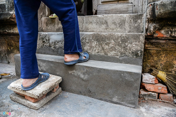 Và ông phải đặt thêm một bậc phụ để người già và trẻ nhỏ đi lại dễ dàng.