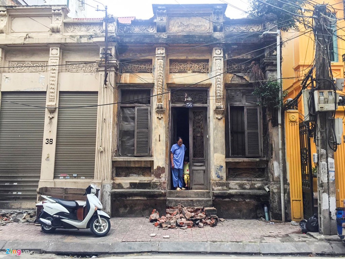Ông Nguyễn Văn Khang (85 tuổi), người đang sinh sống tại ngôi nhà cho biết: "Sổ đỏ chỉ chụp phần đất của ngôi nhà, không có phần bậc cửa nên các cơ quan chức năng yêu cầu dỡ bỏ phần thừa ra tính từ bờ tường nhà." Ảnh: Thu Hoài.