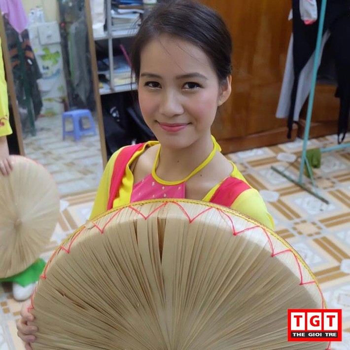 Nữ sinh người Lào gây được ấn tượng mạnh cho người đối diện bởi làn da trắng hồng, một đôi mắt biết nói và nụ cười tỏa nắng, sẵn sàng làm tan chảy bất cứ ai khi tiếp xúc với cô.