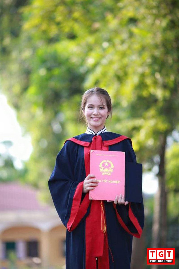 Không chỉ được biết đến với vẻ ngoài dễ thương mà cô nữ sinh xinh đẹp LyMởi LaoLy còn khiến cho bạn bè yêu quý bởi sự năng nổ, nhiệt tình trong các phong trào văn hóa văn nghệ, thể dục thể thao.