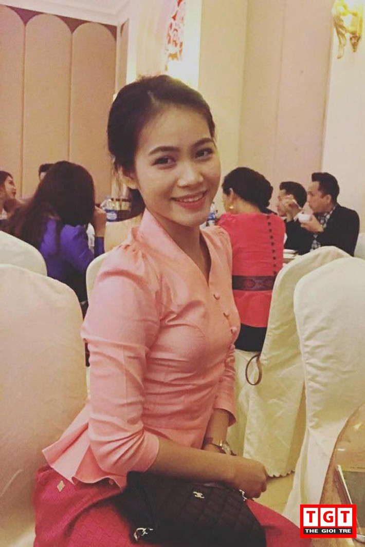 Đôi khi,để tạo nên sự mới mẻ cho bản thân, Ly lại chọn mặc một chiếc áo trễ vai, những chiếc váy body mix cùng đôi giày cao gót.
