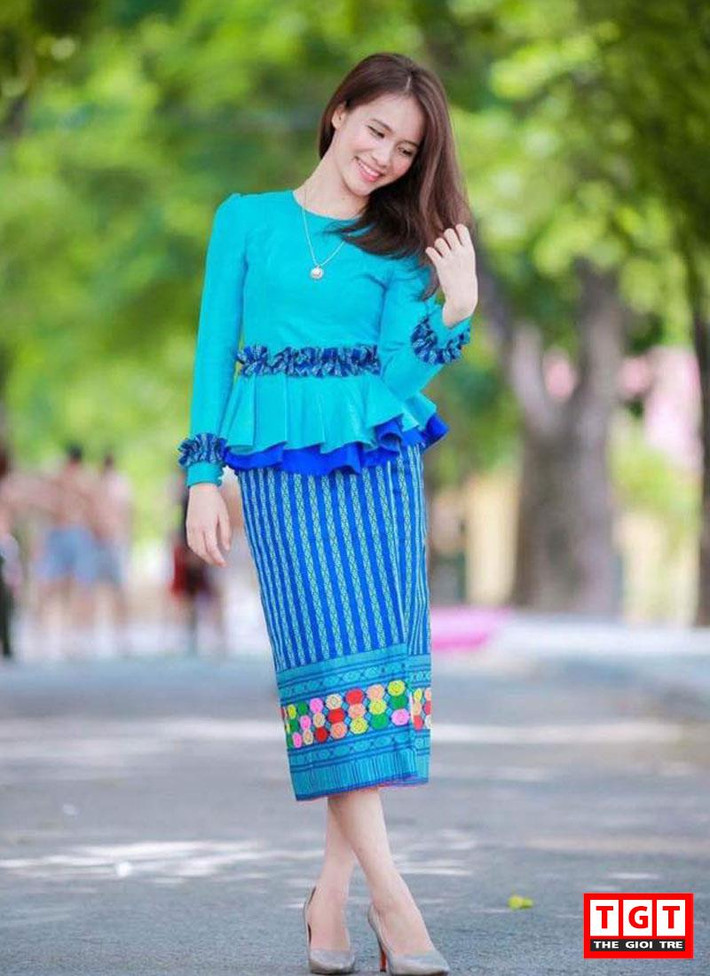 Tuy nhiên,ngoài giờ hành chính hay khi đi chơi cùng bạn bè, Ly lại trở nên thật năng động,khỏe khoắn và có khi là khá sành điệu bởi style của mình.