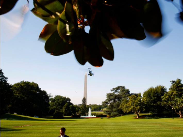 Đây thực chất là một vườn quốc gia, trong đó khu vườn phía The South Lawn (bãi cỏ phía nam) là phần rộng nhất. Khu vực này rộng đến nỗi trực thăng của tổng thống – Marine One có thể hạ cánh và cất cánh ở đây, chỉ vài bước là đến Phòng Bầu dục.
