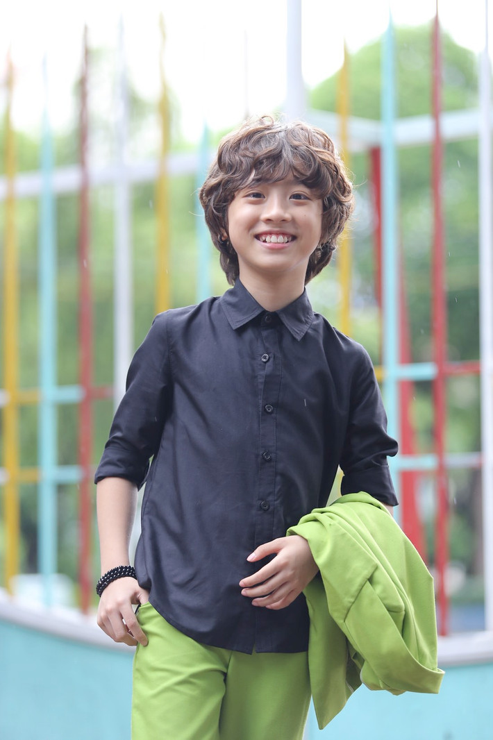 Trước khi bước vào đêm tranh tài tiếp theo, top 10 Vietnam Idol Kids đã có khoảng thời gian vui chơi và lưu lại những khoảnh khắc đáng yêu. Đồng thời, các bạn nhỏ cũng khoe tài lẻ dễ thương của mình.