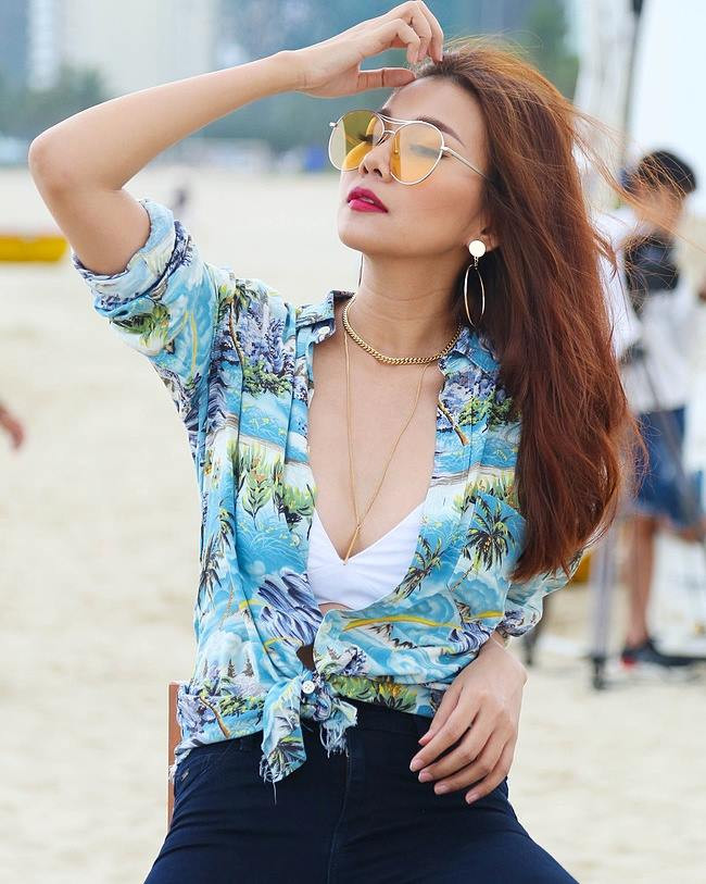 Bên cạnh đó, những bộ hình thể hiện sự quyền lực, mạnh mẽ và đầy sức sống của nữ siêu mẫu đắt giá nhất làng thời trang Việt hiện nay cũng thu hút sự chú ý của fan.