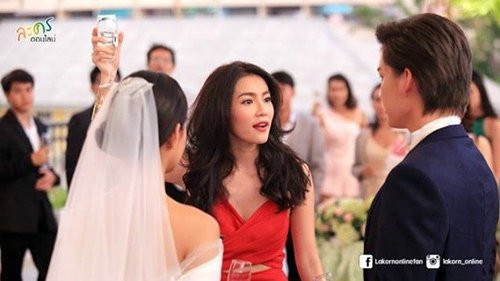 Bộ phim Thái Lan "Tình yêu không có lỗi, lỗi ở người bạn thân", xoay quanh câu chuyện một mối tình tay ba đang thu hút nhiều khán giả trẻ Việt Nam. Nữ nhân vật chính (áo đỏ) trong phim bị cô bạn thân cướp người yêu đang gây ấn tượng mạnh, được khán giả Việt truy tìm ráo riết nhờ cách diễn xuất sắc và ngoại hình đẹp.