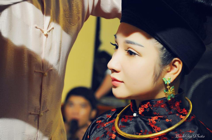 Được biết, Trà My làm công việc hầu đồng từ năm 18 tuổi. Cô được khá nhiều người ở Hà Nội, các tỉnh thành khác biết đến thông qua hoạt động tín ngưỡng này.