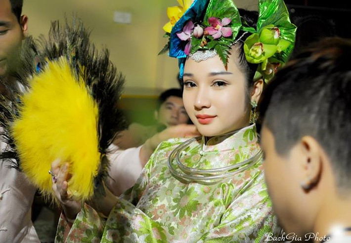 Cô đồng 9X Dương Trà My (sinh năm 1993) với một vài tấm ảnh được lan truyền trên mạng đã gây ấn tượng mạnh với dân mạng Việt, nhất là những người yêu thích, am hiểu hoạt động tín ngưỡng hầu đồng.