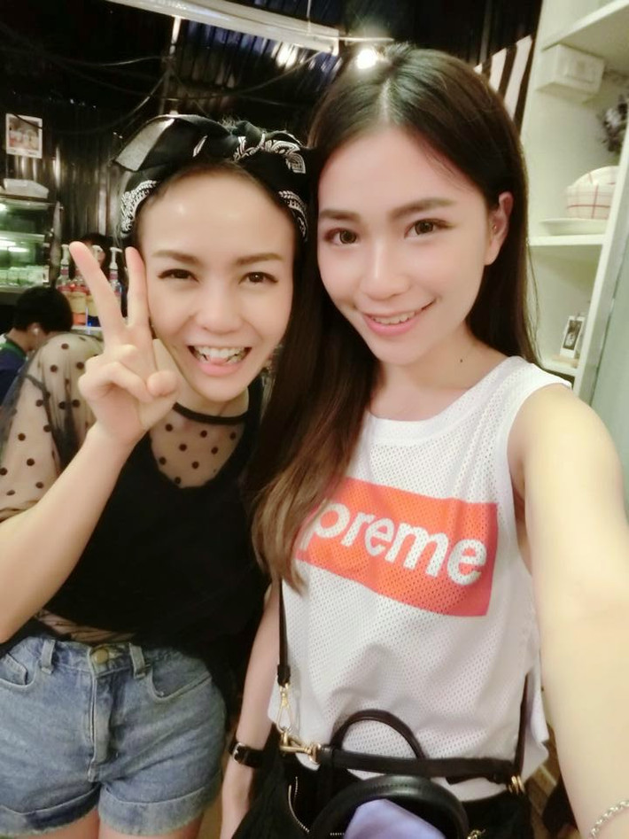 Napat chụp ảnh cùng blogger nổi tiếng Karenkho đến từ Singapore. Karenkho trong một lần tới Thái Lan du lịch đã đến quán ăn Napat. Sau khi trở về cô đã dành tặng Napat một bài viết trên blog của mình với vô vàn lời khen có cánh.