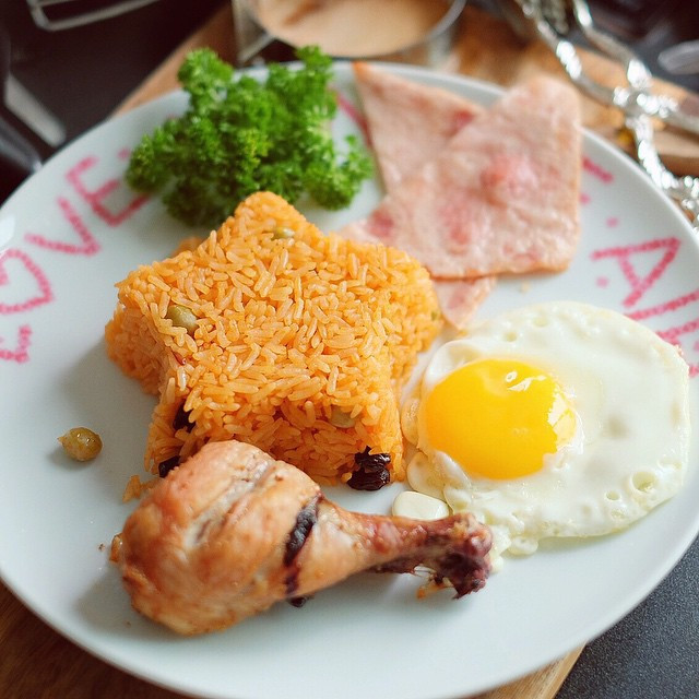 Những món "tủ" của Napat gây "nghiện" với nhiều bạn trẻ ở Bangkok có thể kể đến: cơm gà ánh sao, bánh mì nướng bơ trứng, các loại bánh ngọt có mùi vị, màu sắc cực hấp dẫn...