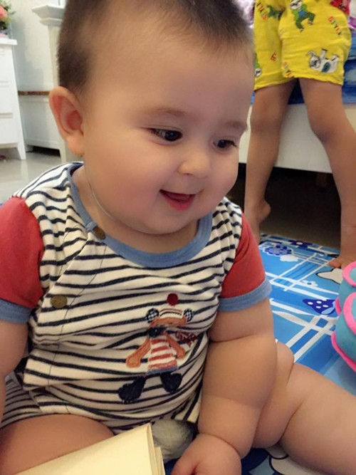 Em bé gốc Việt xinh xắn còn có sở thích tắm và nghịch nước. Mỗi khi được tắm bé lại cười rất tươi và rất phấn khích. Ba mẹ bé cũng thích chụp lại những khoảnh khắc này để chia sẻ với bạn bè.