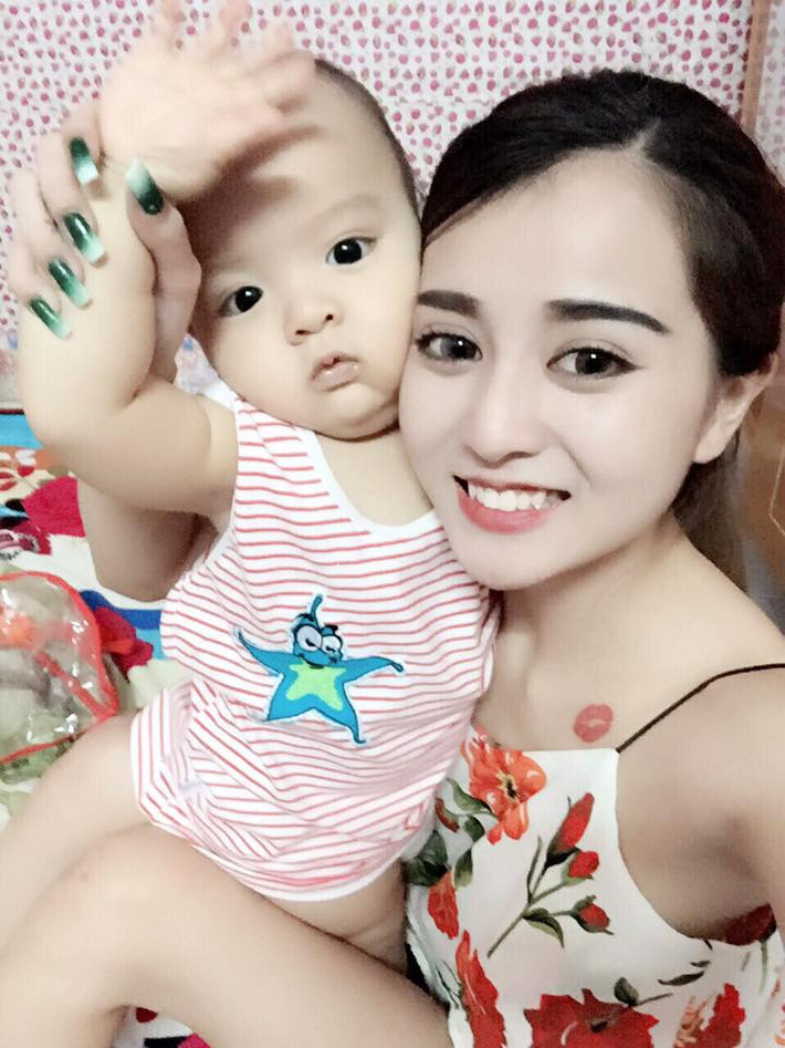 Được biết Thuý Vy từng xuất hiện trong một clip cover "Anh không đòi quà" gây sốt mạng trong năm 2013. Sau phân đoạn lột đồ trên phố, Thuý Vy trở thành một nhân vật khá hot, được nhiều người tìm kiếm trên mạng và có số lượng người theo dõi đông đảo, lên đến con số 150 nghìn người.