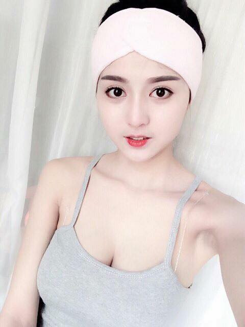 Riêng về nhan sắc, Thuý Vy thực sự không thua kém các hot girl đang nổi tiếng hiện tại. Cô nàng sở hữu làn da trắng, đô mắt to tròn và khuôn mặt mang đường V-line thời thường.