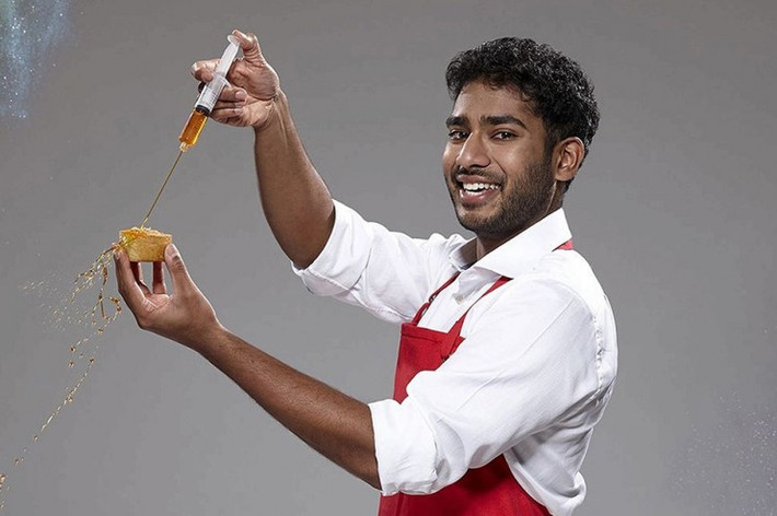 Từ khi tham gia vào chương trình The Great British Bake Off, Tamal Ray 29 tuổi đã trở thành một hiện tượng, khi anh là một thí sinh đặc biệt, giàu tài năng và sở hữu khuôn mặt bảnh trai, cùng sự hiền lành, dễ mến. Chàng đầu bếp đẹp trai có thêm rất nhiều người hâm mộ, luôn theo dõi sát xao qua mạng xã hội.