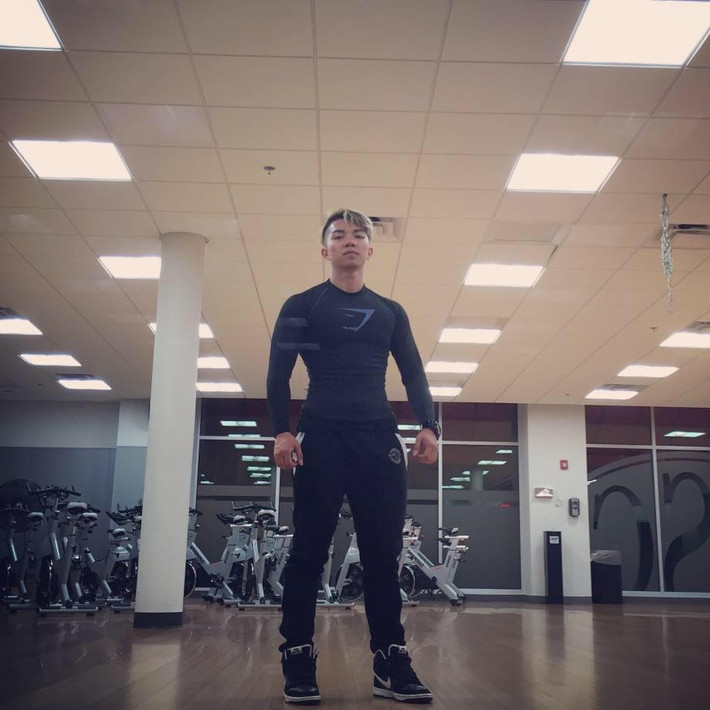 Trong thời gian tiêm hormone, Bill Lê vẫn vừa đi học, vừa đi làm để kiếm thêm thu nhập. Do được các bác sĩ theo dõi sát sao nên thời điểm này Bill vẫn giữ được sức khoẻ tốt, công việc, học tập không bị ảnh hưởng. Sau vài tháng, Bill bắt đầu cảm thấy những sự thay đổi trên cơ thể như cơ bắp nổi lên, săn chắc và râu bắt đầu mọc.