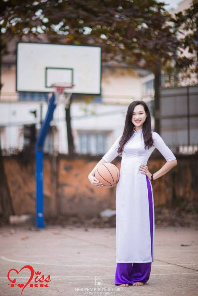 Miss Tôi yêu Bách Khoa là cuộc thi thường niên của cộng đồng Tôi yêu Bách Khoa. Cuộc thi được tổ chức nhằm tôn vinh vẻ đẹp của các nữ sinh hiếm hoi của trường đại học vốn được coi là "thánh địa đàn ông". Ảnh: Thí sinh Lê Ngọc Hân, sinh năm 1994 hiện đang học lớp CD2.14 K57.
