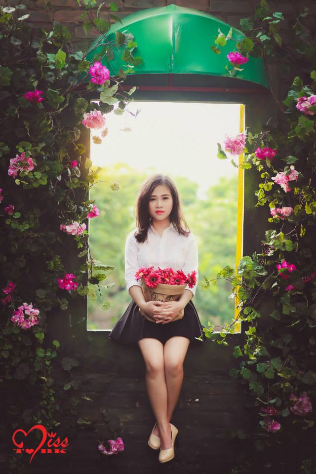 Cuộc thi ảnh bao gồm 2 vòng thi: vòng 1 bắt đầu từ 28/12/2014 đến ngày 20/01/2015, các nữ sinh Bách Khoa sẽ gửi một ảnh chân dung qua email cho ban tổ chức và ảnh sẽ được đăng công khai trên fanpage vào ngày 5/1/2015. Ảnh: Thí sinh Vũ Tuyết Nhung, sinh năm 1996, lớp BK6.04-K59.