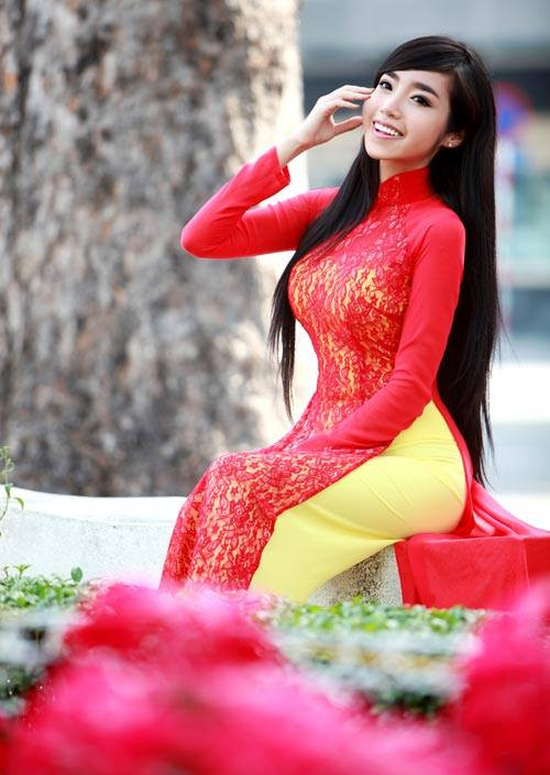 Elly Trần nay đã là bà mẹ một con, nhưng trước đây cô nàng cũng từng gây ấn tượng với loạt ảnh áo dài ren phối màu mang đậm màu sắc của Tết Việt Nam.