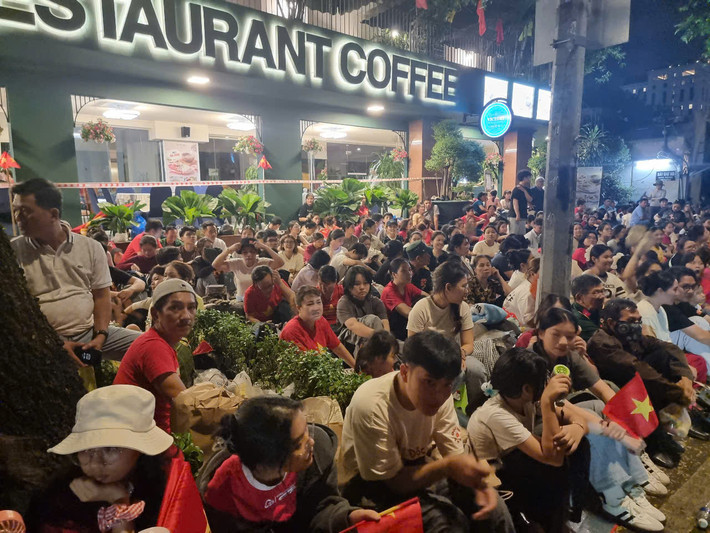 Người dân chen chúc, ngồi kín vỉa hè và lòng đường trong tâm trạng háo hức chờ xem diễu binh.
