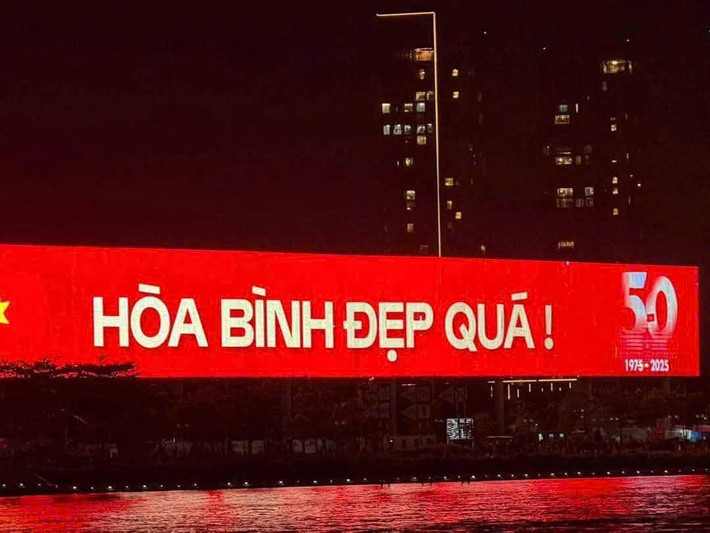 Nhiều người không khỏi bồi hồi, xúc động khi chiêm ngưỡng dòng chữ này.