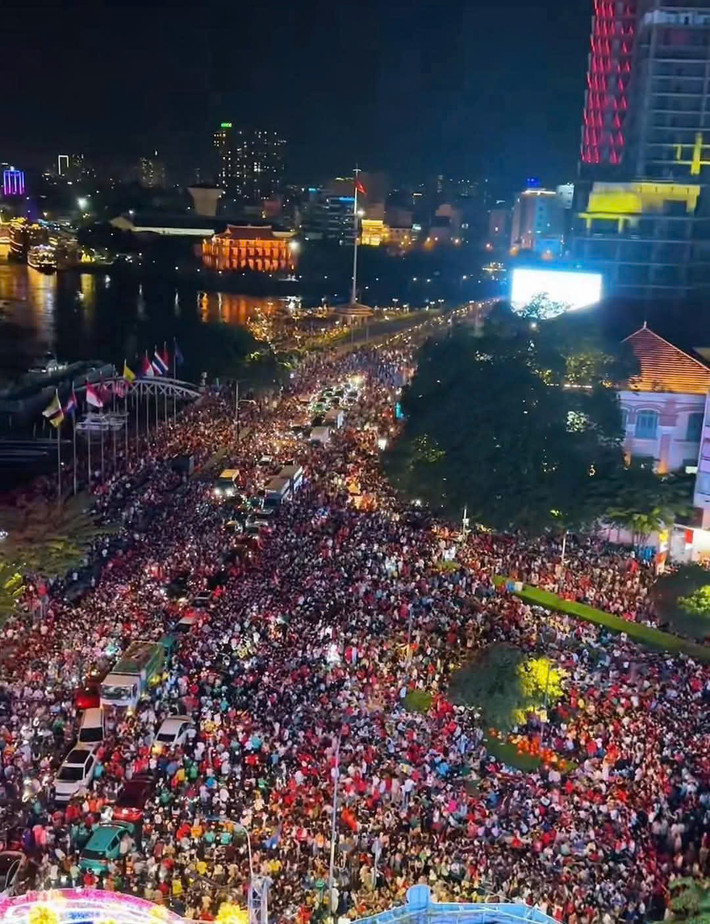 Vào 23h ngày 29/4, bảy tiếng trước giờ khai mạc lễ 30/4, hàng nghìn người đã tập trung tại Bến Bạch Đằng (quận 1) chờ xem diễu binh. Dòng người cũng nô nức hướng về Bến Nhà Rồng - đặt 15 khẩu đại bác và là tuyến đường các khối diễu binh sẽ đi qua.