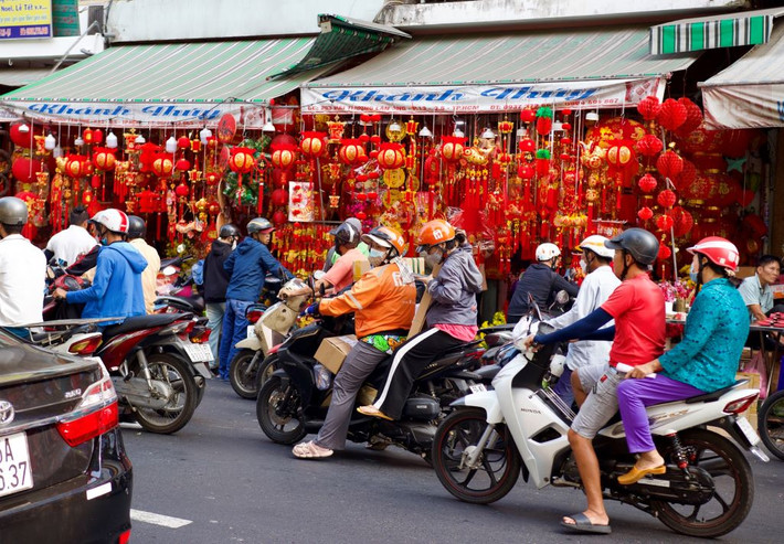 Đường Hải Thượng Lãn Ông (quận 5) là khu vực sinh sống của đông đảo cộng đồng người Hoa. Đây cũng là một trong những điểm bán đồ trang trí lớn nhất TPHCM. Vào mỗi dịp Tết đến, con đường này lại khoác lên mình “chiếc áo” đỏ rực. Ảnh: Lạc Hà.
