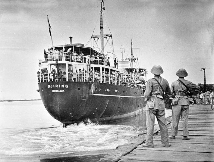 Chiếc tàu Djiring chở quân Pháp rút lui khỏi bến Sáu Kho (Hải Phòng), ngày 13/5/1955. (Ảnh: Tư liệu TTXVN)