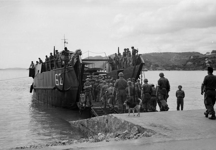 12 giờ ngày 24/4/1955, tên lính viễn chinh Pháp cuối cùng lên tàu, rút khỏi Hòn Gai, thực hiện các điều khoản trong Hiệp định Genève. Khu mỏ Hồng Quảng (nay là Quảng Ninh) hoàn toàn giải phóng. (Ảnh: Tư liệu TTXVN)