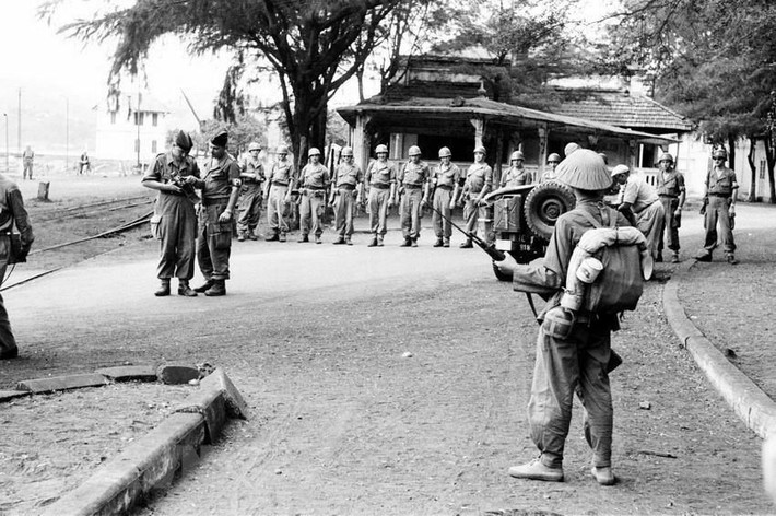 Thực hiện các điều khoản trong Hiệp định Genève, ngày 24/4/1955, quân Pháp rút khỏi Hòn Gai, khu Hồng Quảng (nay là Quảng Ninh). 12 giờ ngày 24/4/1955, tên lính viễn chinh Pháp cuối cùng lên tàu, rút khỏi bến phà Bãi Cháy. Trong ảnh: Bộ đội Việt Nam tiếp quản ngay các vị trí quân Pháp vừa rút lui tại Hòn Gai, ngày 24/4/1955. (Ảnh: Tư liệu TTXVN)