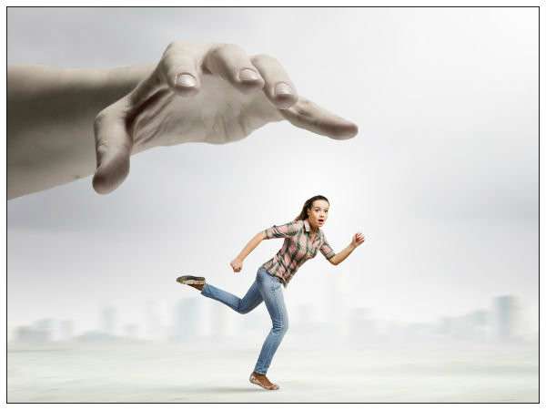 Khi bạn kiểm soát chồng, chàng sẽ luôn cảm thấy ngột thở và khó chịu khi bị gò bó. Đó là lúc chàng thấy hối hận vì quyết định kết hôn với bạn.