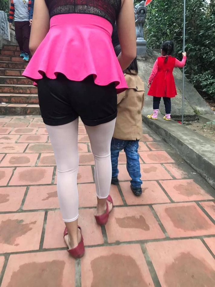 Đi kèm với loạt hình ảnh về người phụ nữ mặc đồ "lạ" mắt khi đi lễ là những dòng bình luận, đánh giá thẳng thắn về kiểu trang phục thiếu trau chuốt này. "Thảm họa thời trang đây rồi"; "Bình thường mặc ra đường đã thấy sai sai rồi, nói chi là đi lễ chùa"; "Sao không mặc quần áo cho gọn lại mặc như kiến lửa thế này"...
