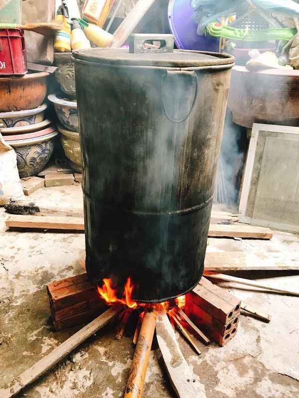 Câu chuyện hài hước kể trên đã phản ánh tình trạng chung của không ít hộ gia đình, khi hết Tết vẫn luôn thừa rất nhiều bánh chưng. Nhưng có lẽ dù than thở thế, bất cứ ai cũng chẳng thể liệt bánh chưng vào danh sách đen bởi nó gắn liền với truyền thống, là món ăn tinh thần của cả một dân tộc từ bao đời nay.