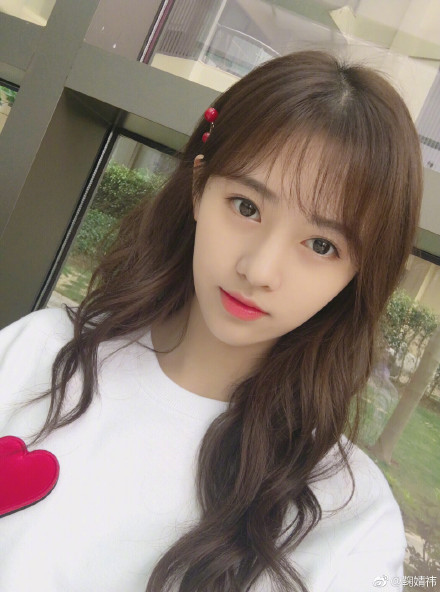 2. Jing Yi Ju là thành viên nhóm nhạc nữ SNH48, hoạt động tại Thượng Hải, Trung Quốc. Dù chỉ cao 1,59 m, nặng 49 kg, cô nàng 24 tuổi vẫn sở hữu số lượng fan lên tới gần 6,5 triệu người trên Weibo. Bên cạnh những lời khen ngợi, không ít dân mạng cho rằng Xiao Ju có khuôn mặt giống búp bê.